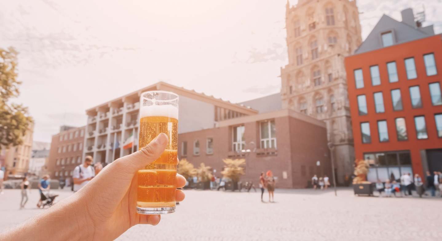 Colonia con una cerveza en la mano