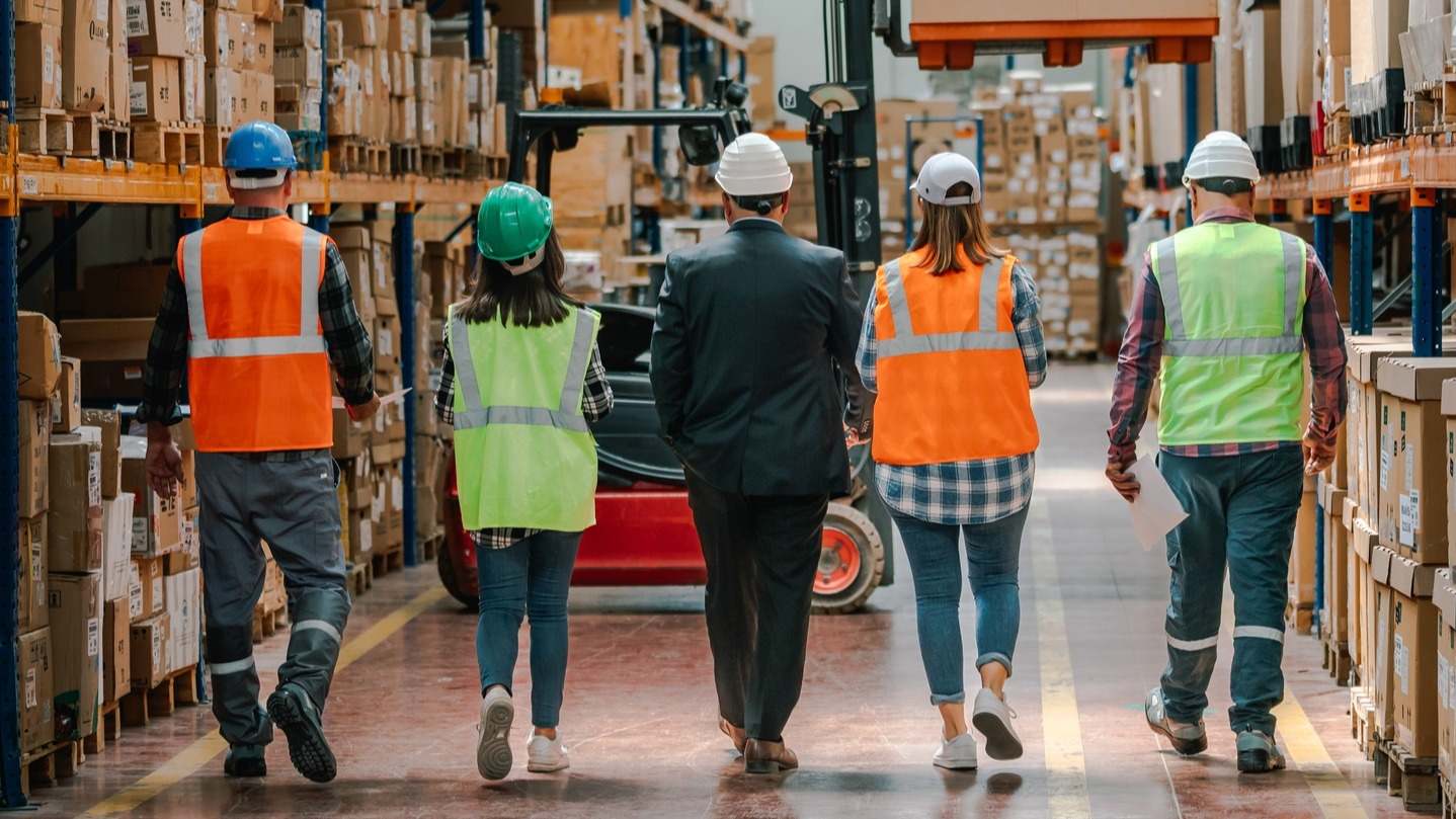 Varios trabajadores en una compañía