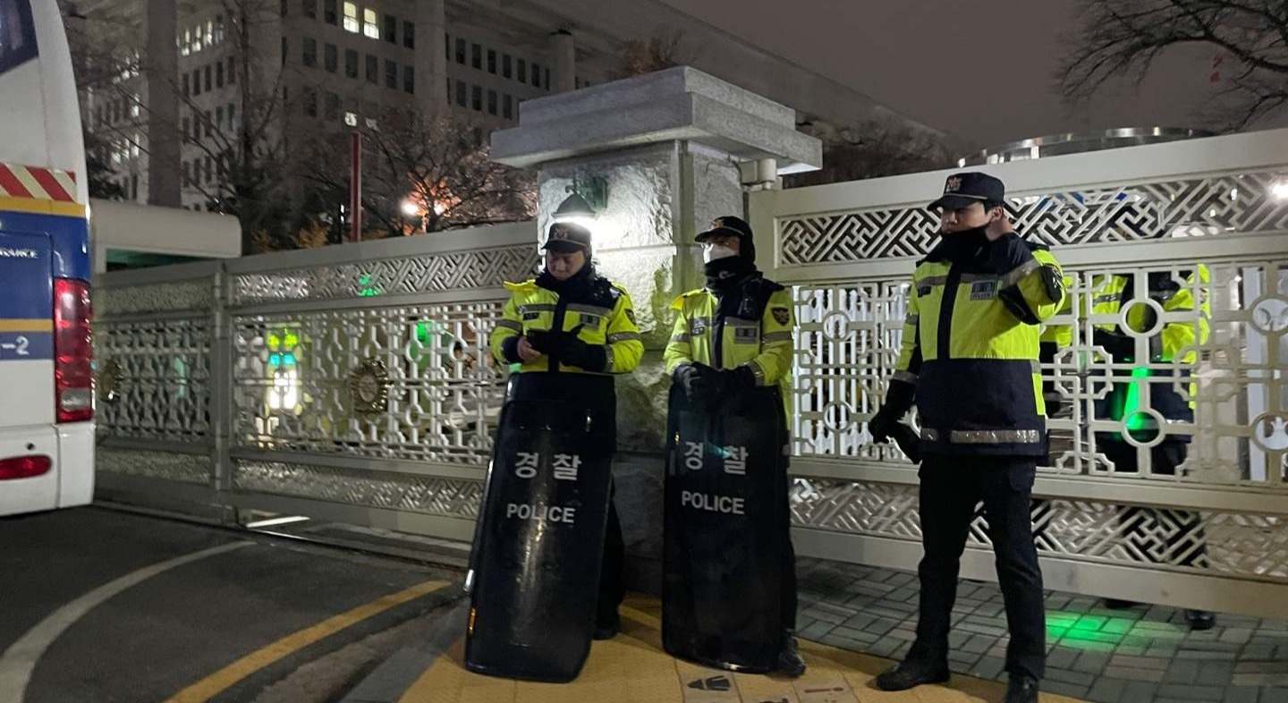 Fuerzas de seguridad a las puertas del Parlamento surcoreano.