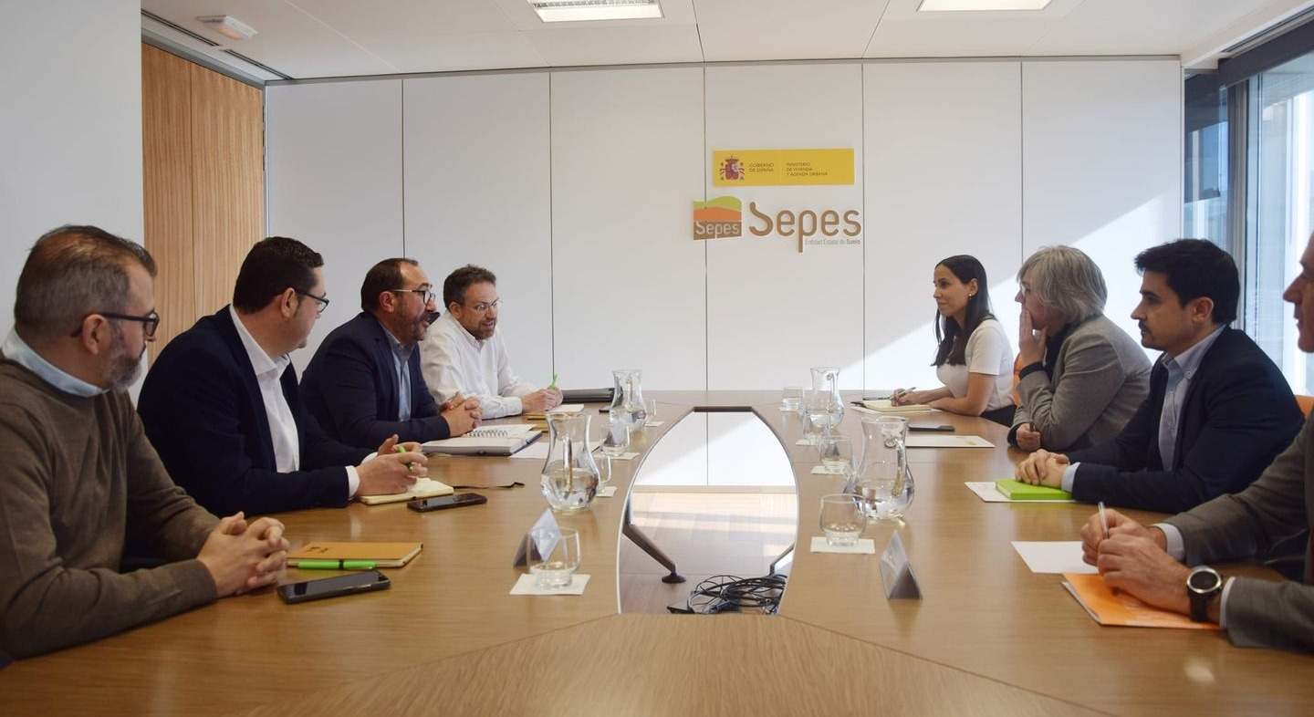 Reunión del alcalde de Tordesillas con la directora general del SEPES, Leire Iglesias