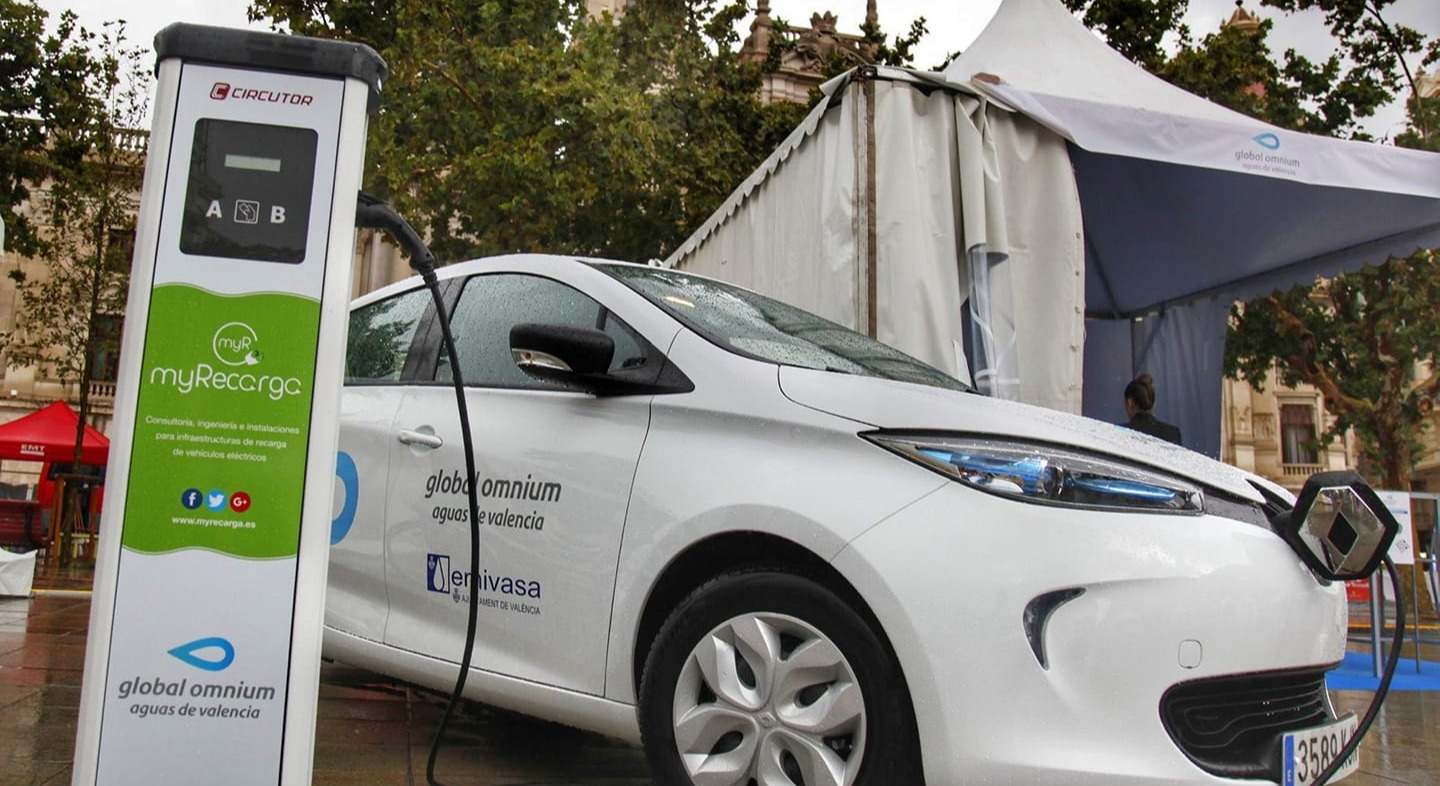 Un cargador y un vehículo eléctrico de Global Omnium.