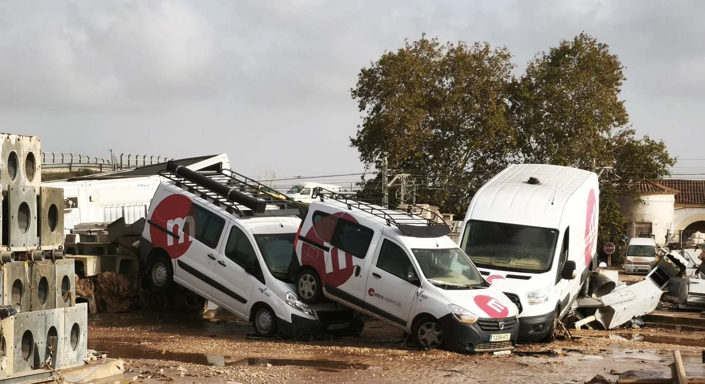 Furgonetas destruidas por la riada.
