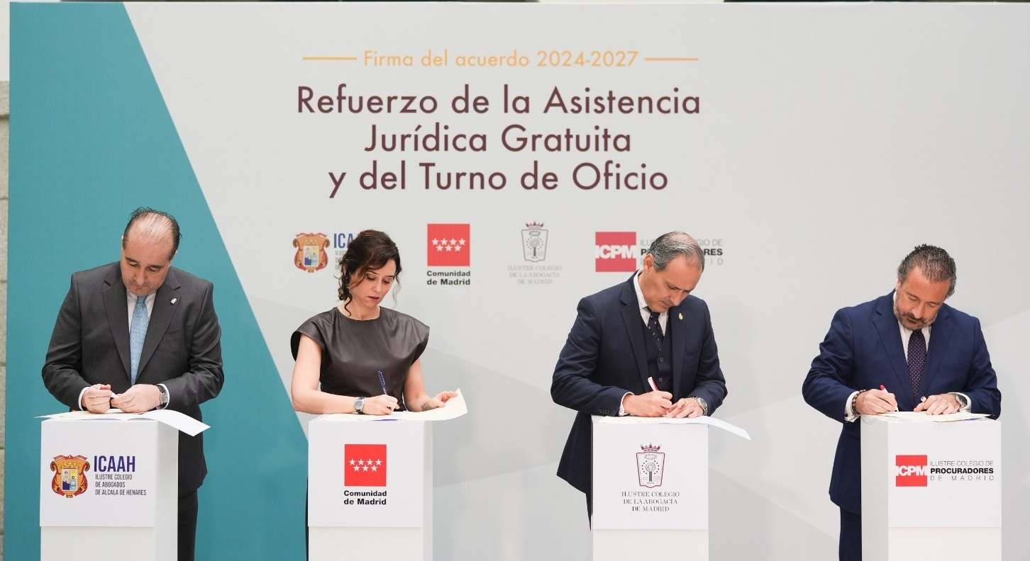 La presidenta de Madrid, Isabel Díaz Ayuso, firma el convenido del turno de oficio con los representantes del Colegio de Abogados de Madrid, de Alcalá de Henares y el Colegio de Procuradores de Madrid