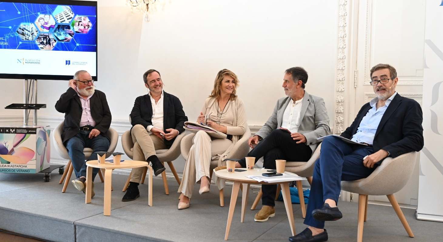 De i. a d.: Fernando Savater, filósofo y escritor; Álvaro Galmés, arquitecto y escritor; Matilde Cuena, catedrática de Derecho Civil de la Universidad Complutense de Madrid; Pablo de Lora, catedrático de Filosofía del Derecho de la Universidad Autónoma de