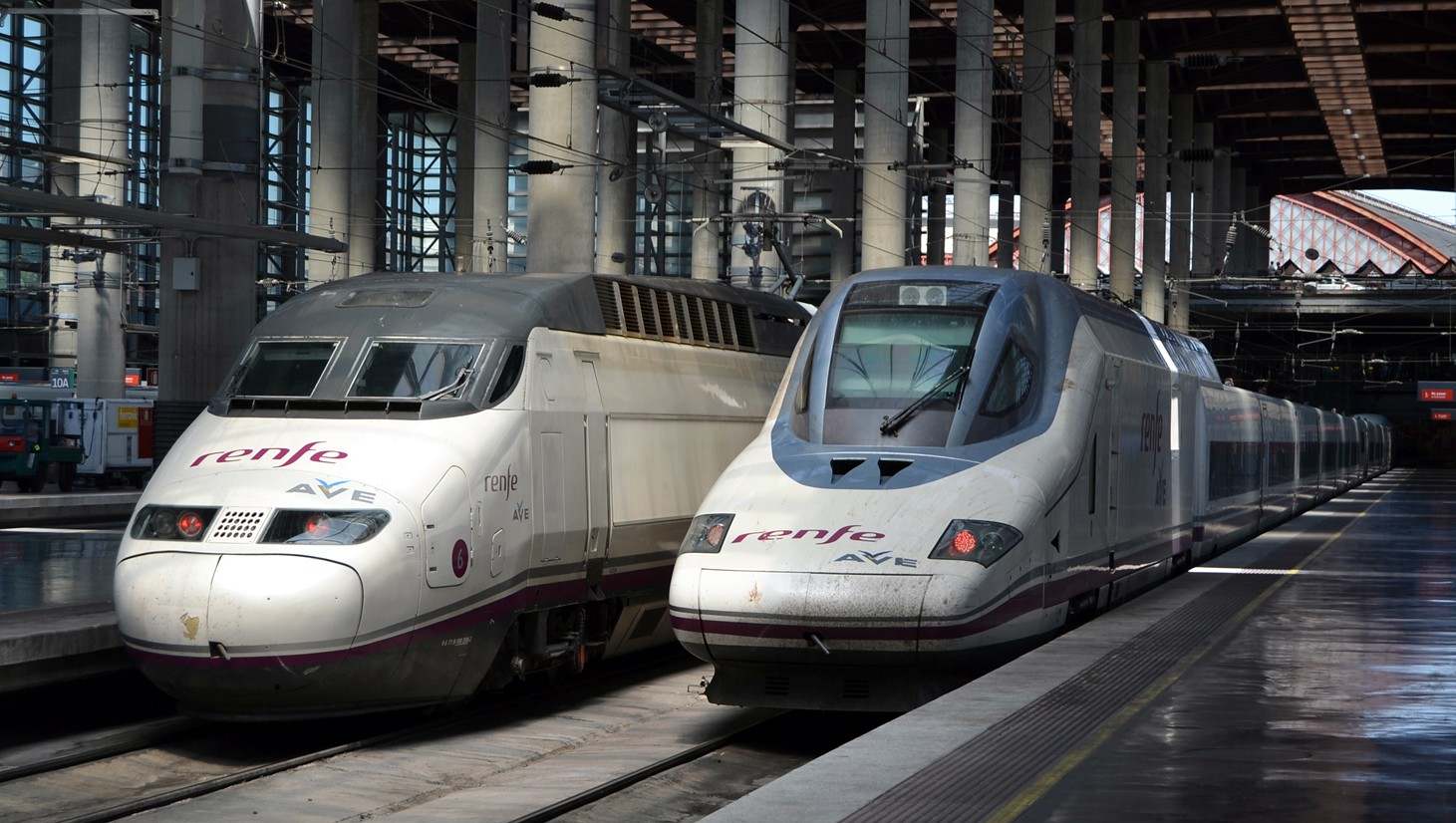 Trenes AVE de Renfe en Madrid-Puerta de Atocha. / V.E.