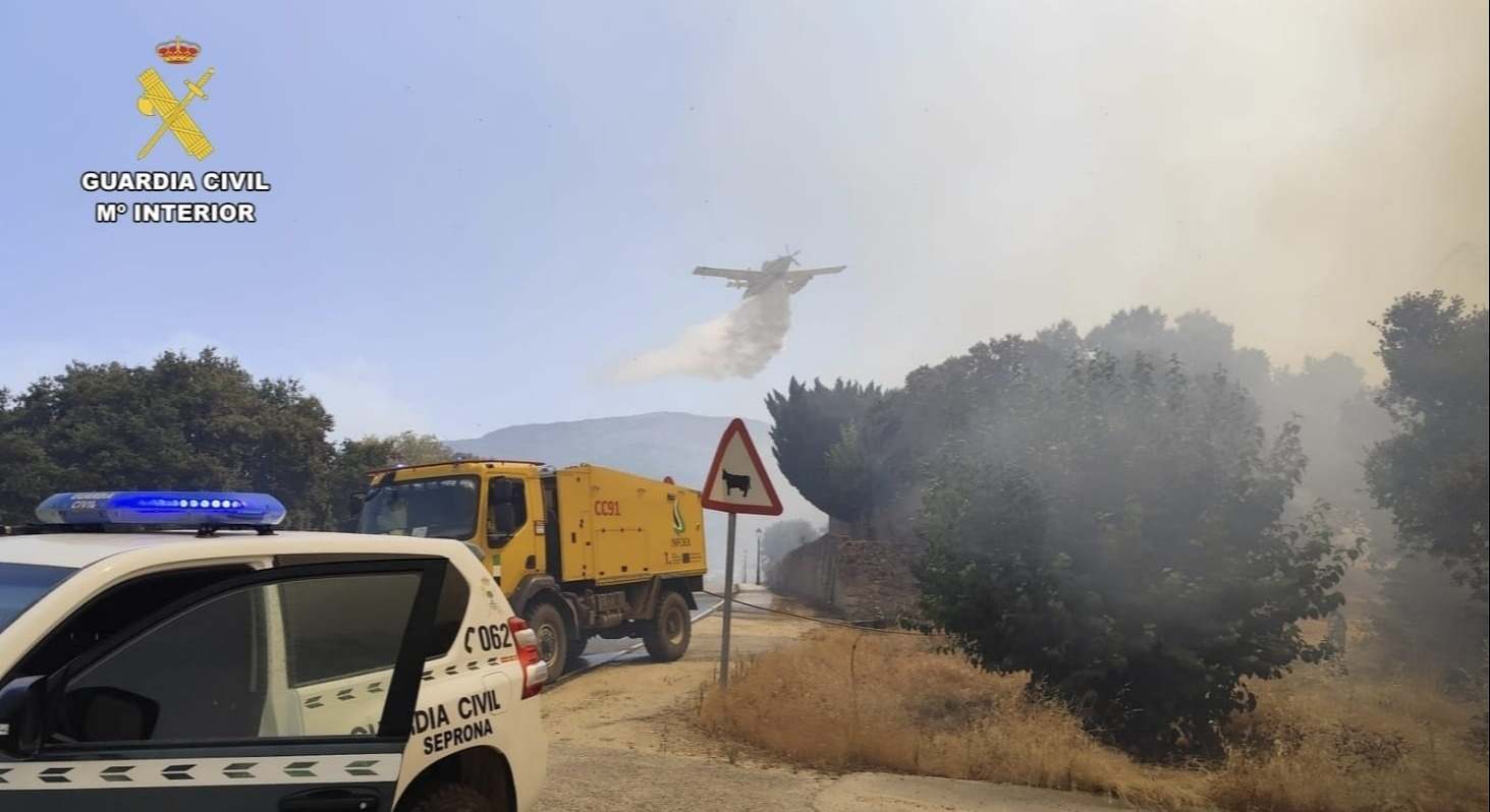 Efectivos de la Guardia Civil en el incendio