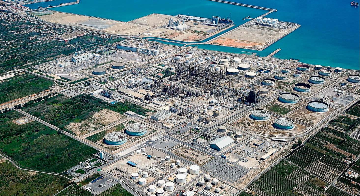 El actual complejo petroquímico junto al puerto de Castellón.