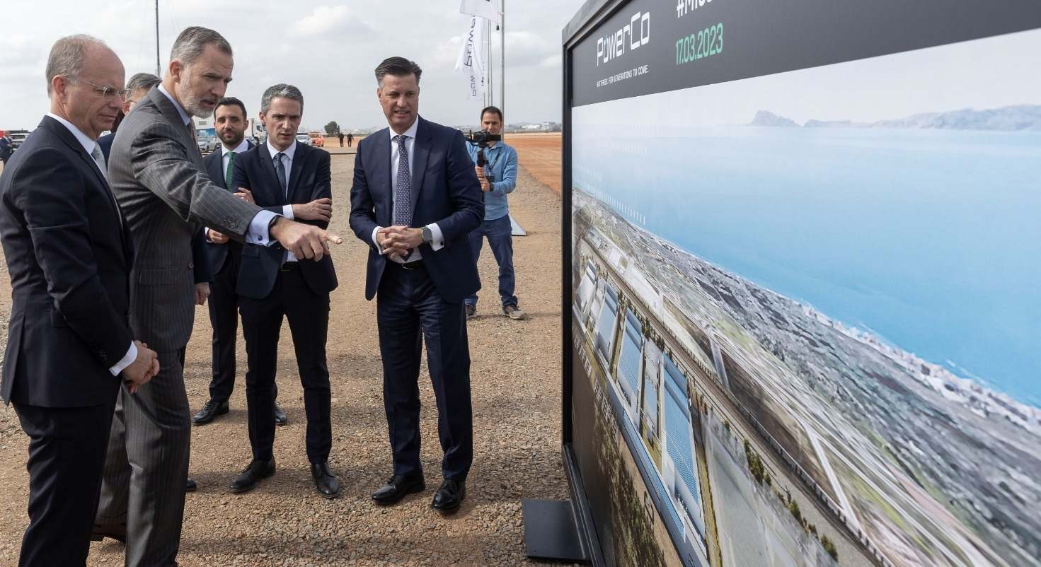 Thomas Dahlem junto a Felipe VI en la presentación de la gigafactoría.