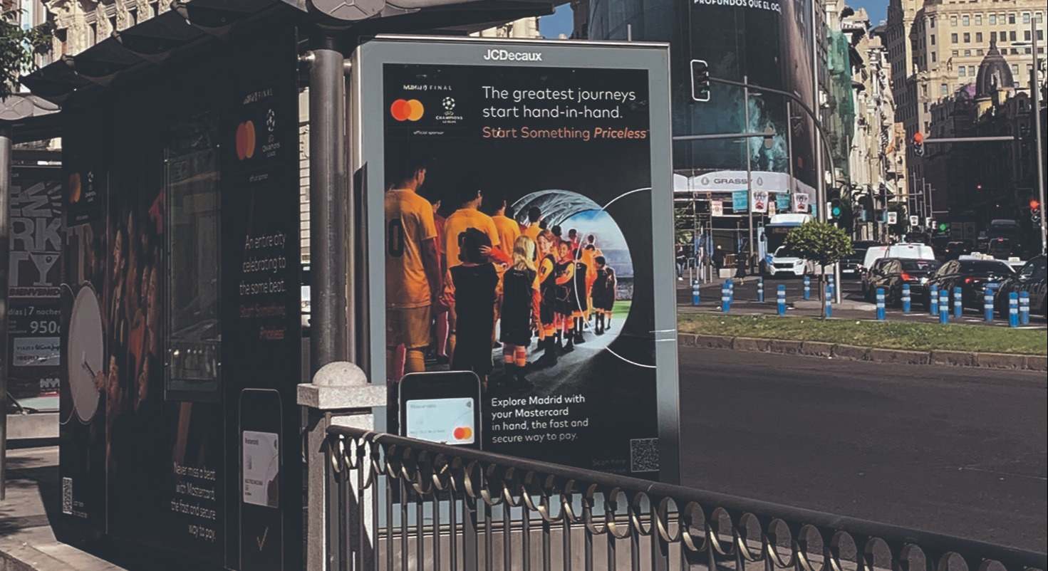 Publicidad en una marquesina de autobús en Madrid