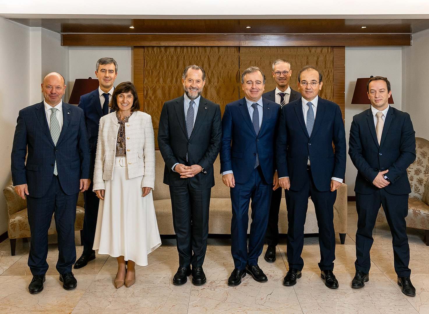 El presidente de Abanca, Juan Carlos Escotet Rodríguez, el consejero delegado de ABANCA, Francisco Botas, y el responsable de ABANCA en Portugal, Pedro Pimenta, con el equipo directivo de EuroBic