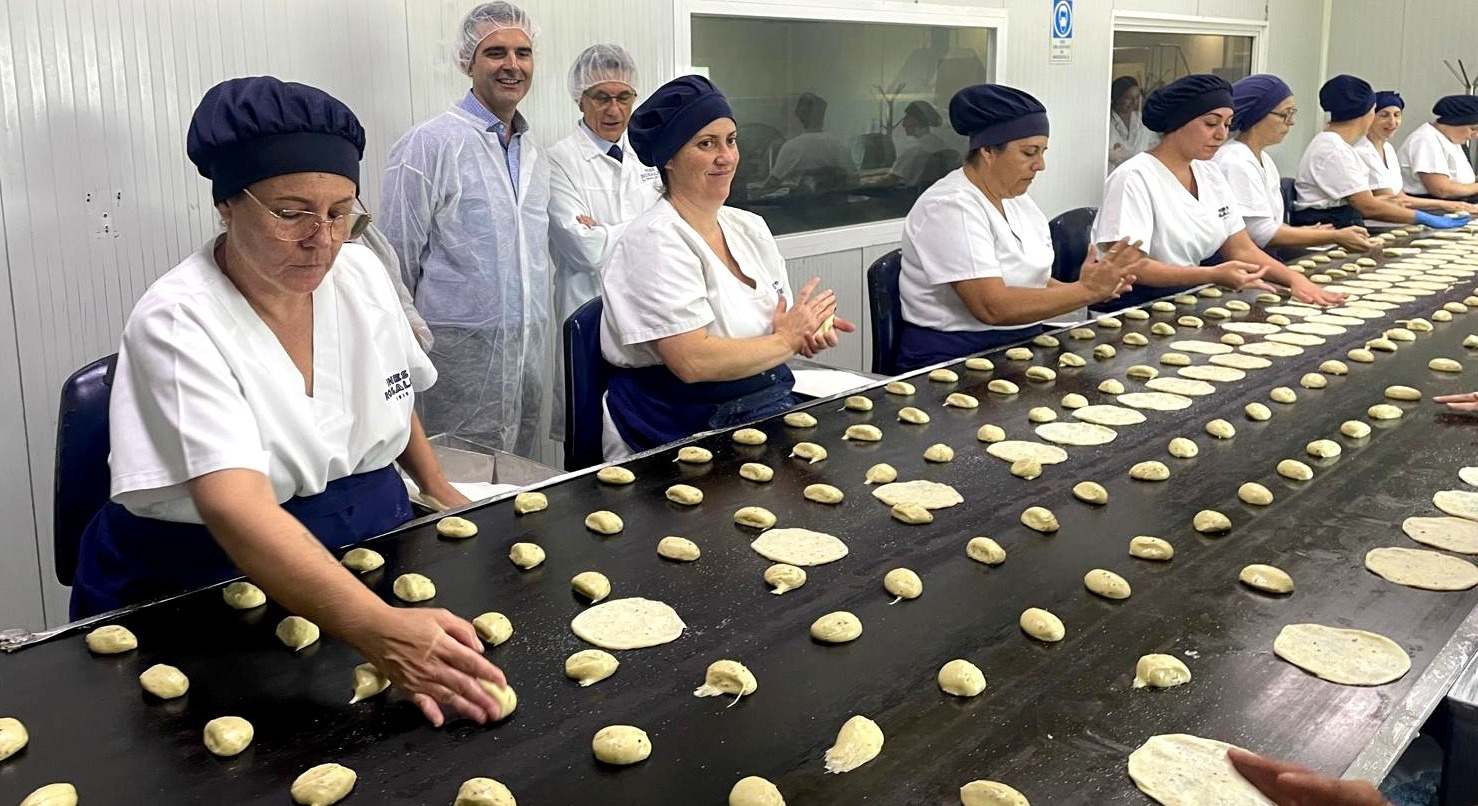 Producción artesana de las tortas de Inés Rosales.