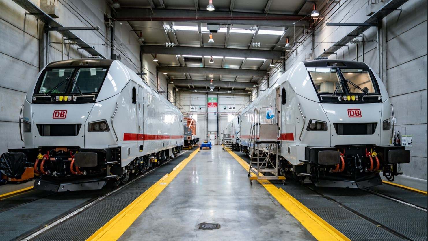 Trenes diseñados por Talgo en una de sus fábricas. / Talgo