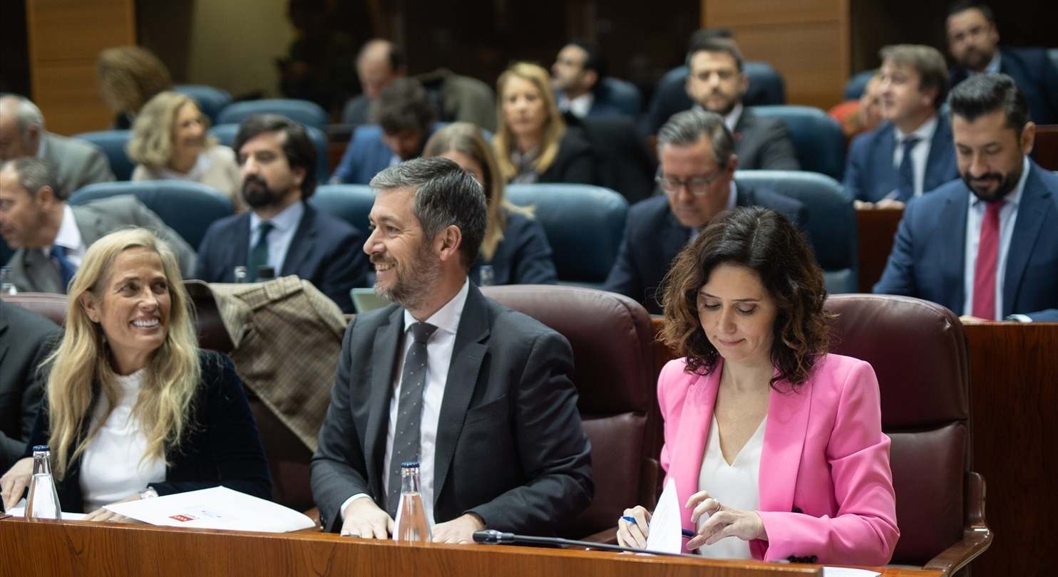 Rocío Albert, Miguel Ángel García Martín e Isabel Díaz Ayuso en la Asamblea de Madrid