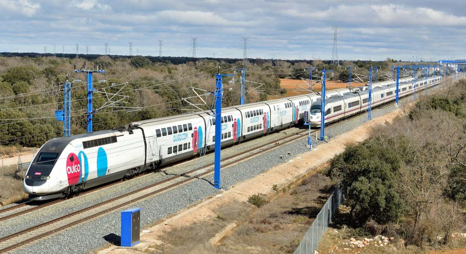Trenes de Ouigo e Iryo en la línea Madrid-Barcelona. / Cesare Sapienza