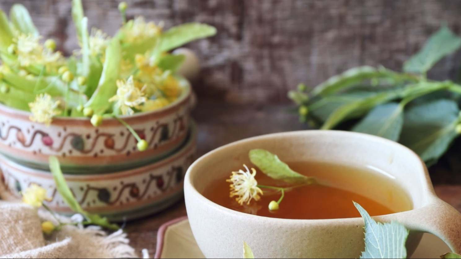 Taza de té de hierbas de tilo con flores de tilo