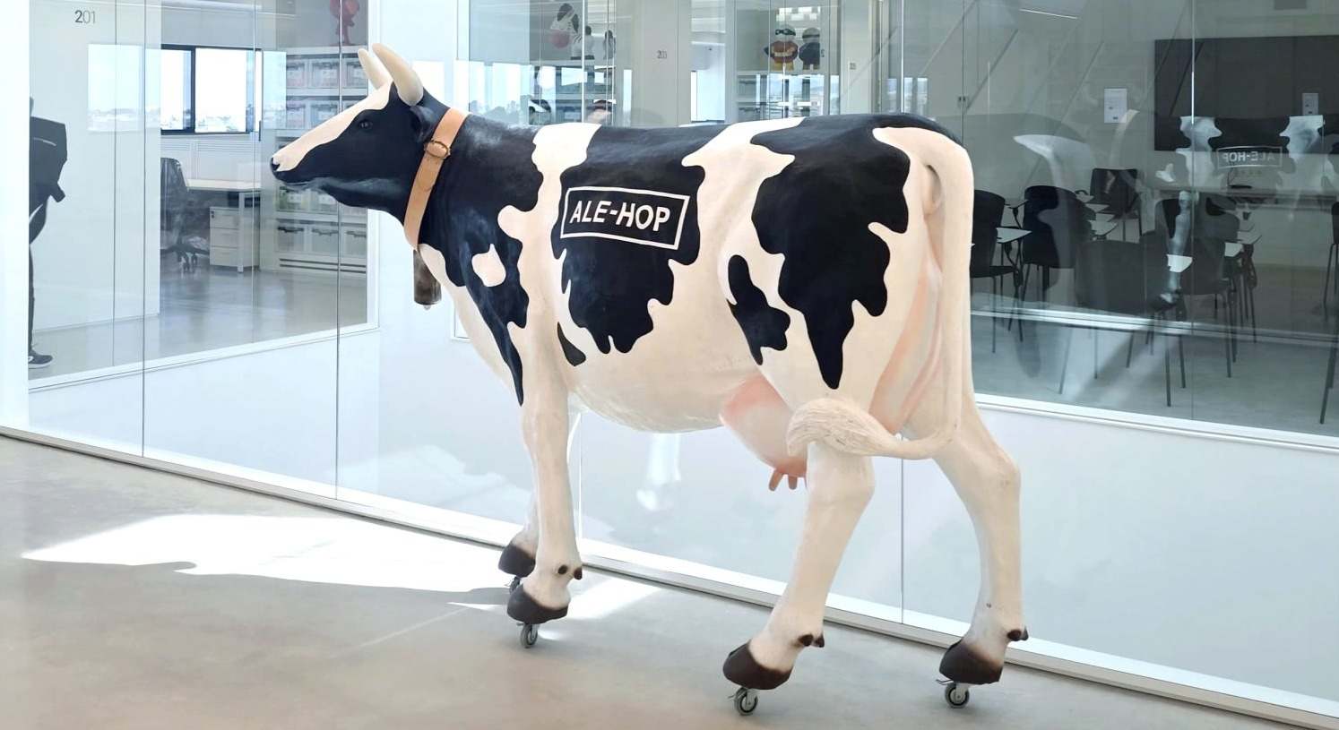 Una vaca con su marca en la sede de Ale-Hop