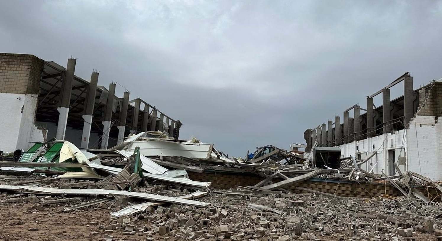 Nave destrozada por el viento en Coria.