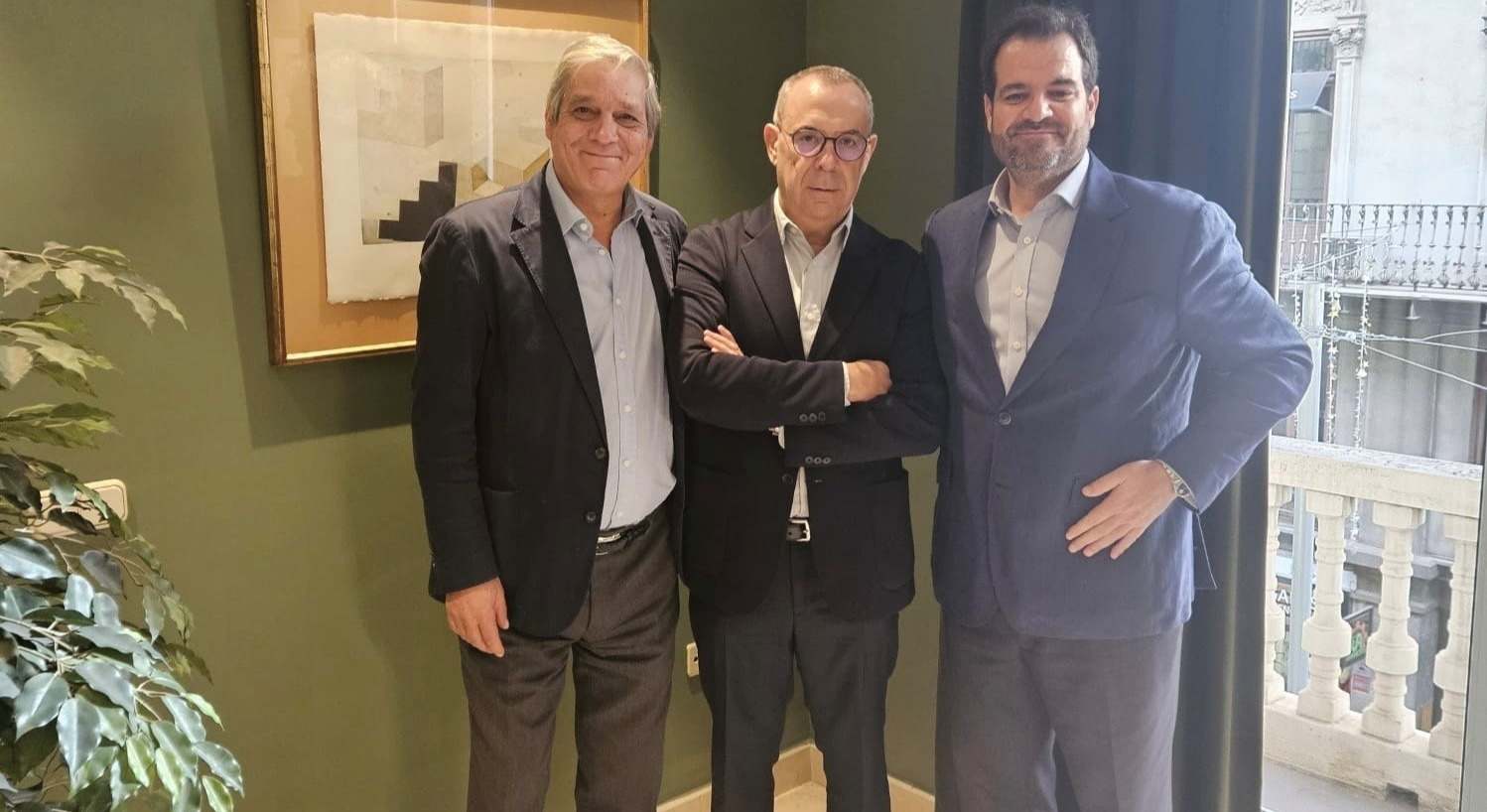 Personas en traje posando