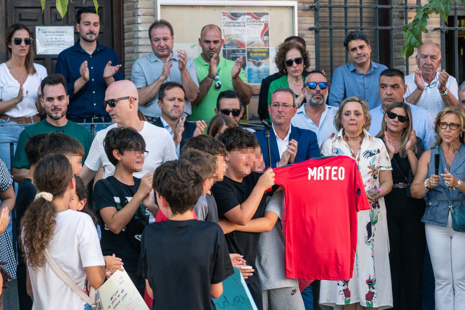 Imagen del minuto de silencio en memoria de Mateo, el niño asesinado.