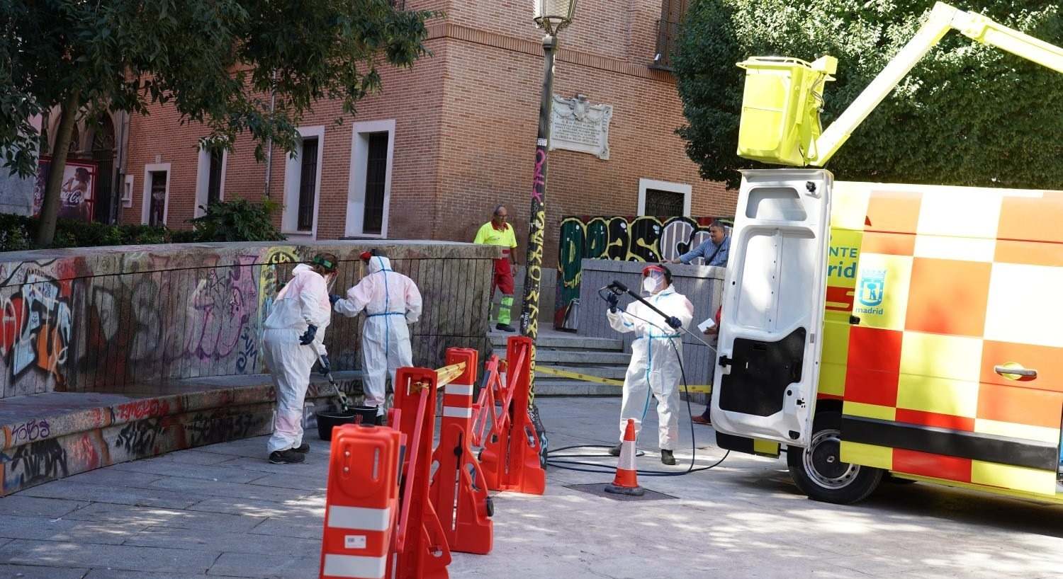 Imagen de una patrulla antigrafitis del Ayuntamiento de Madrid.