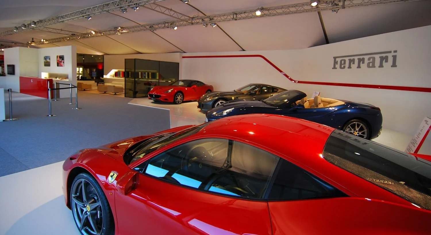 Varios coches de lujo de Ferrari en un acto en Cheste.