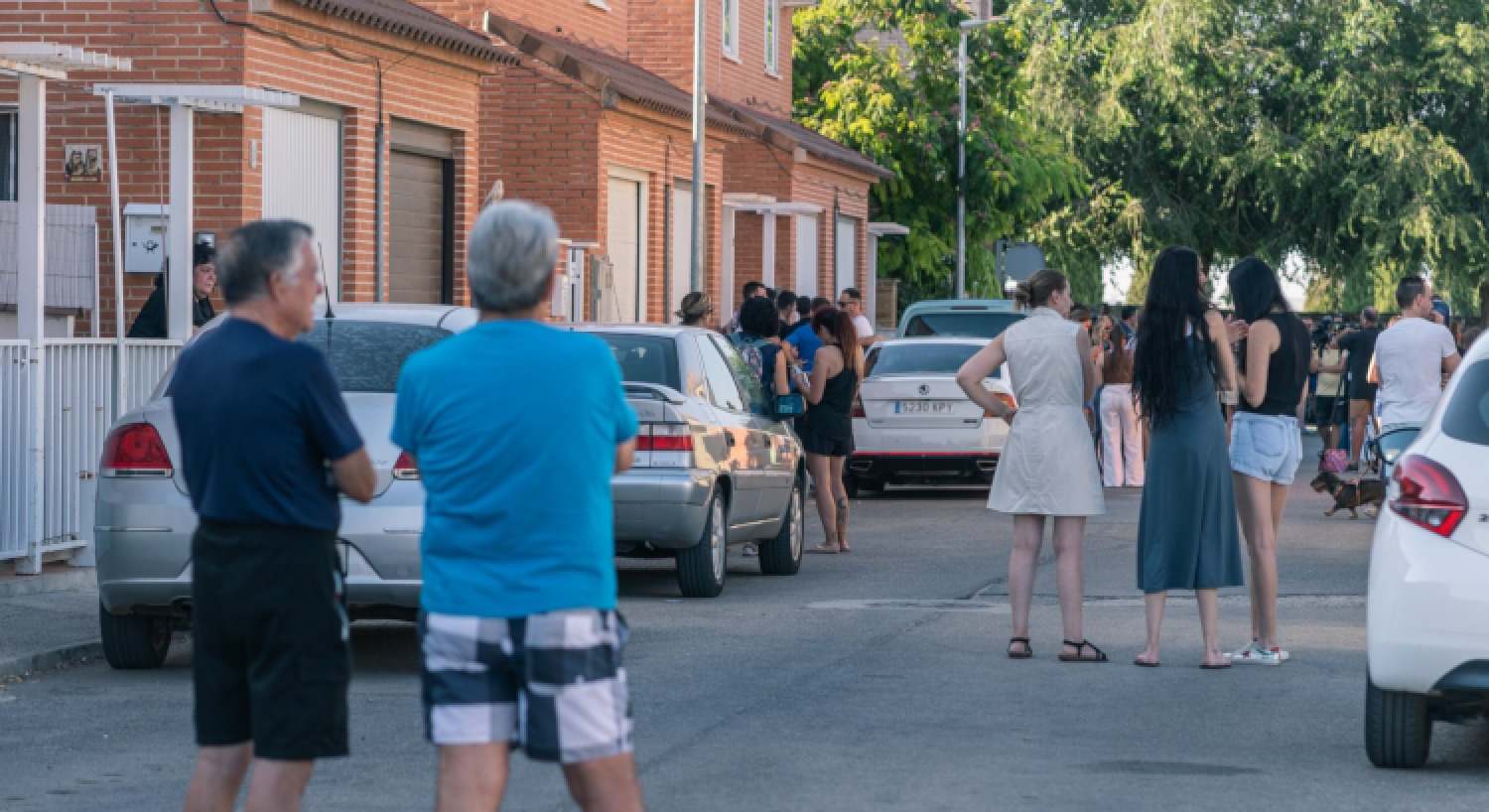Varios vecinos de Mocejón en las inmediaciones del domicilio del padre del presunto asesino.