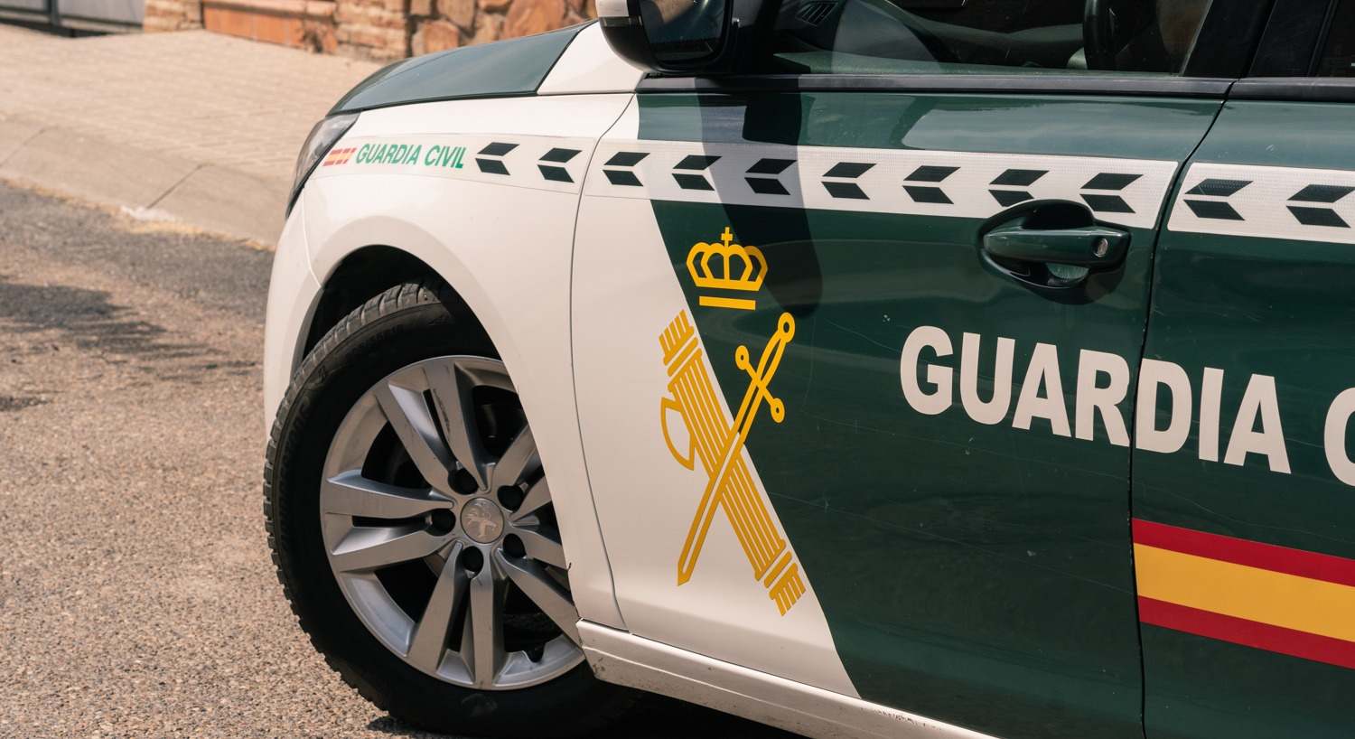Un coche de la Guardia Civil en el lugar en el que han sido detenidas las dos personas relacionadas con el asesinato de Borja Villacís