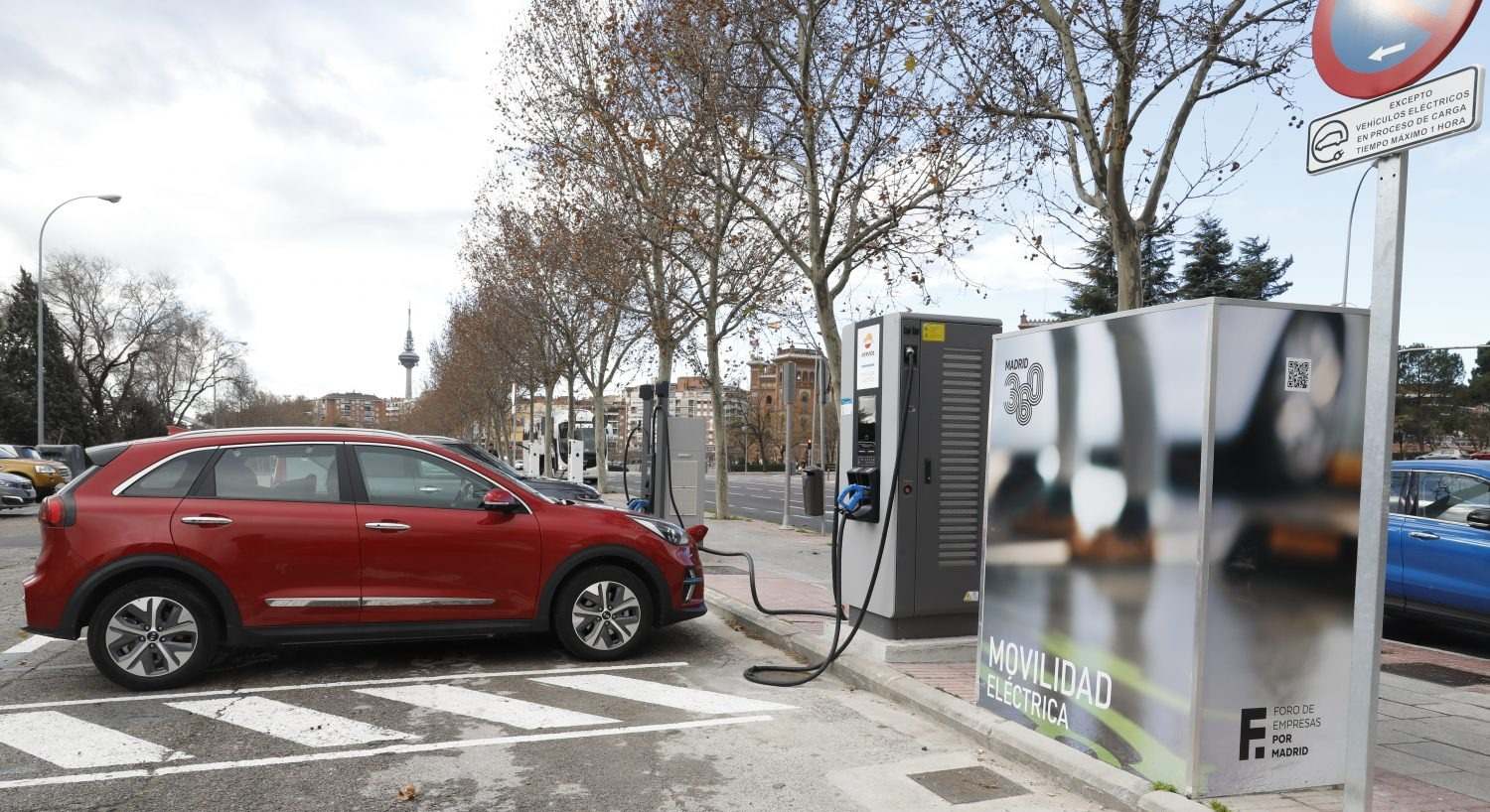 Un coche eléctrico haciendo uso de una estación de carga