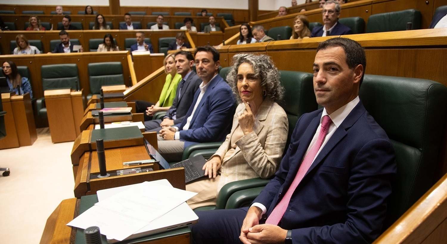 El lehendakari, Imanol Pradales, en el pleno de control del Parlamento vasco
