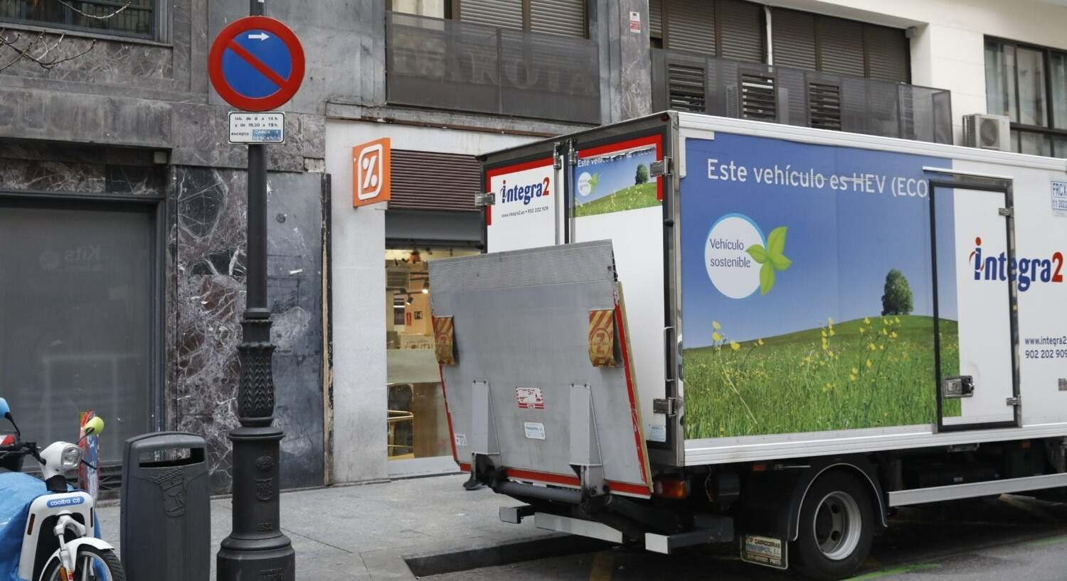 un camión realiza una descarga frente a un supermercado
