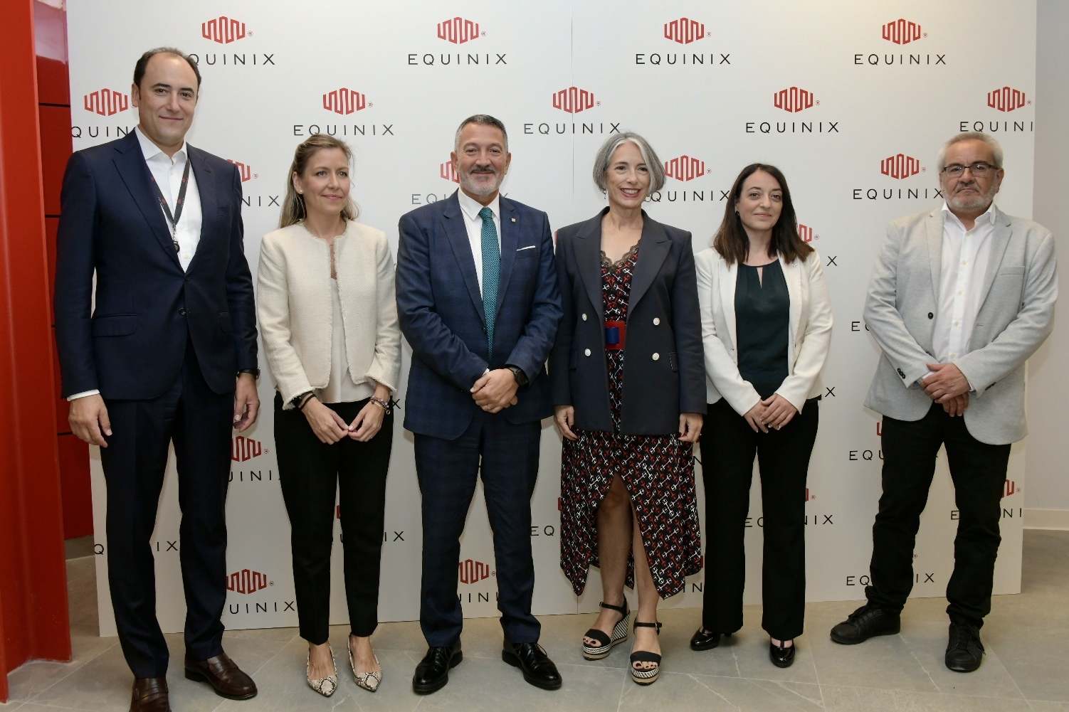 De izquierda a derecha: Javier Gómez, sales manager de Equinix; Maria Galindo, secretaria de Políticas Digitales de la Generalitat; Miquel Sàmper, consejero de Empresa y Trabajo de la Generalitat; Eulalia Flo, consejera delegada de Equinix en España; Cris