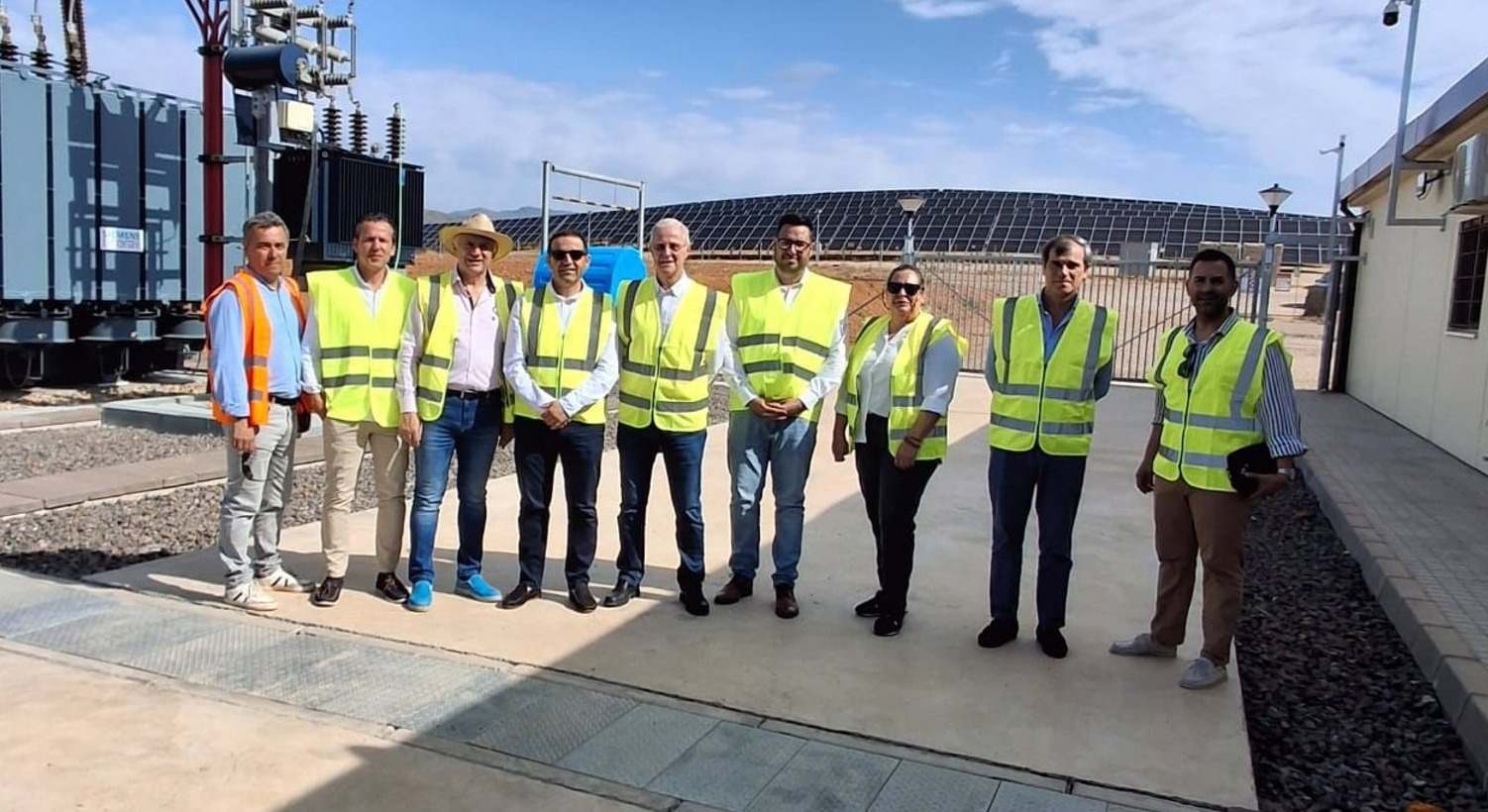 Responsables de la empresa y autoridades durante la inauguración. EP