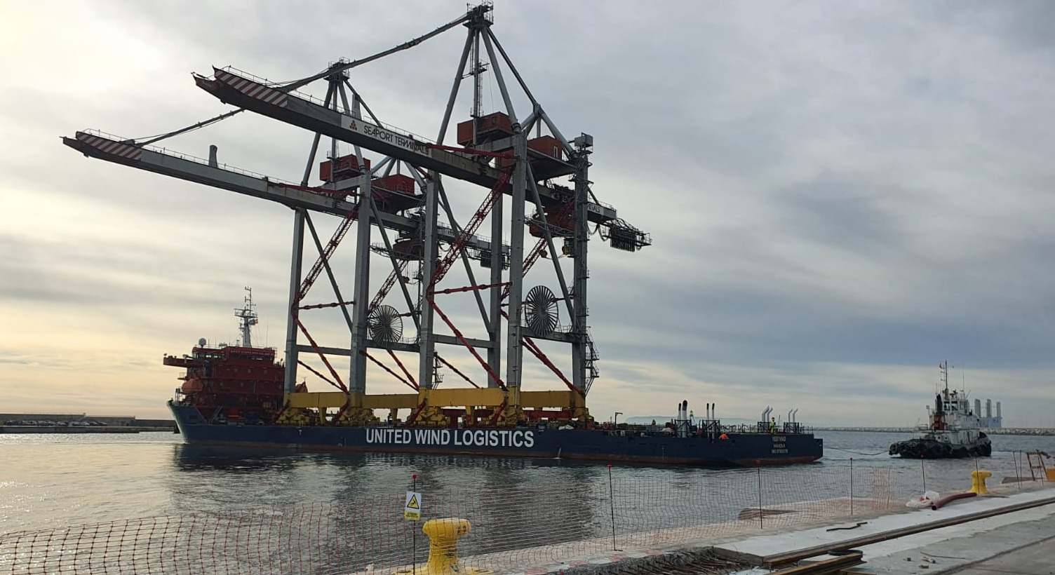 Un barco con varias grúas para una terminal.