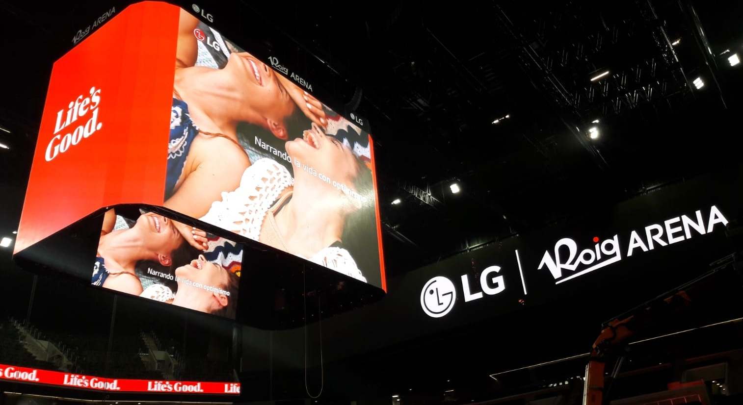 El cubo central y la pantalla de led sobre la pista del Roig Arena.