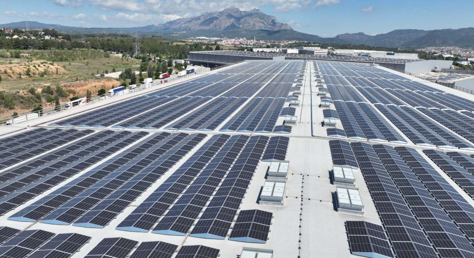 Imagen de los paneles solares en el centro logístico de Abrera.