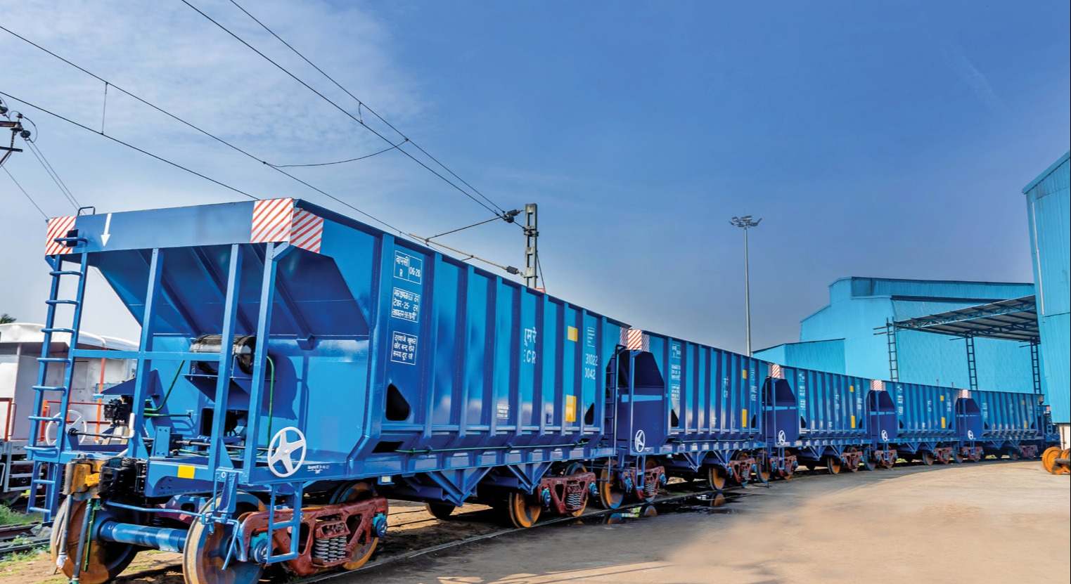 Vagones de carga de mercancías fabricados por Jupiter Wagons en sus instalaciones en India. / Foto: JW