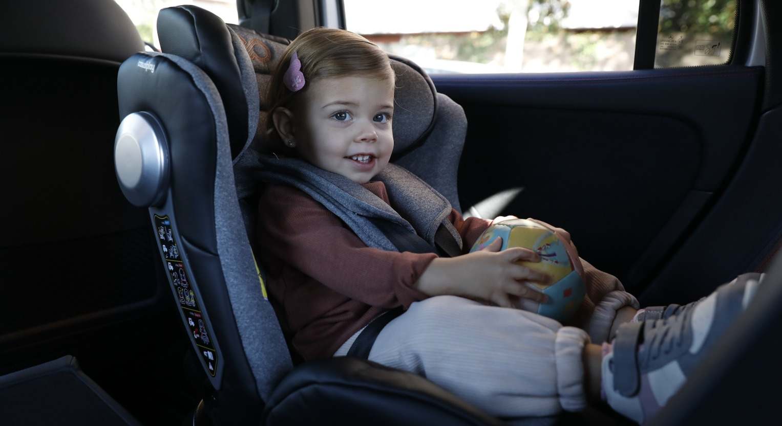 Niña en un coche