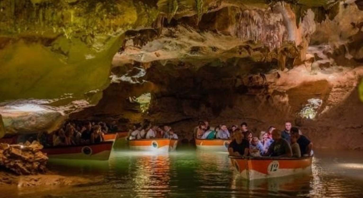 Personas montadas en barca en las cuevas de Sant Josep