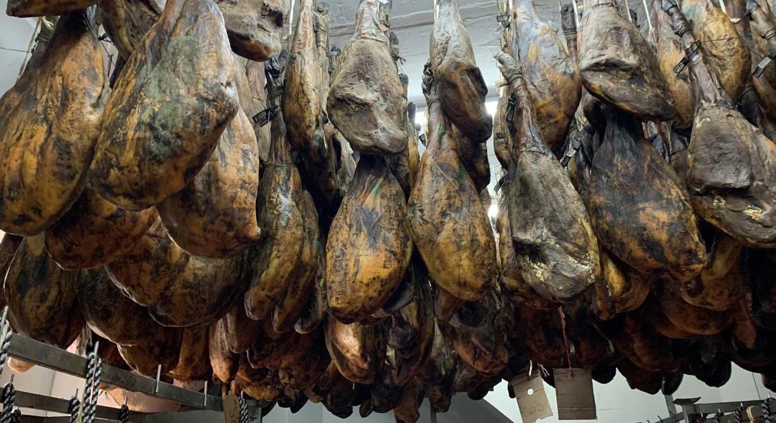Jamones durante el proceso de curación. EFE