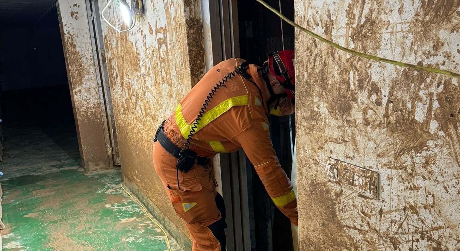 Un bombero en el hueco de un ascensor tras la DANA.