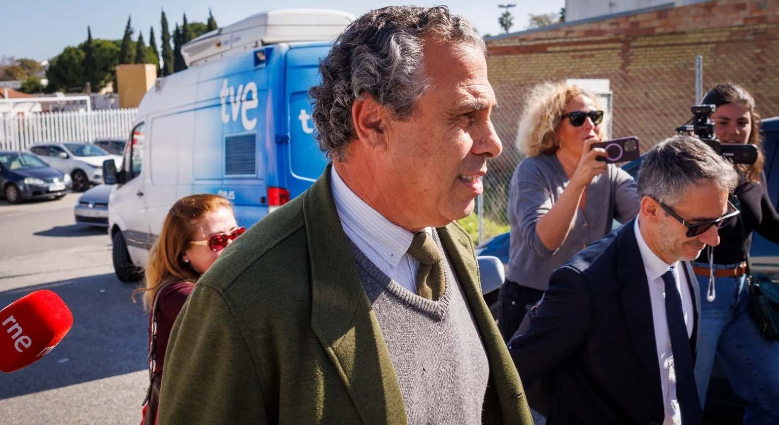 Luis Martínez de Irujo a la salida de los juzgados. EFE/Julio Muñoz
