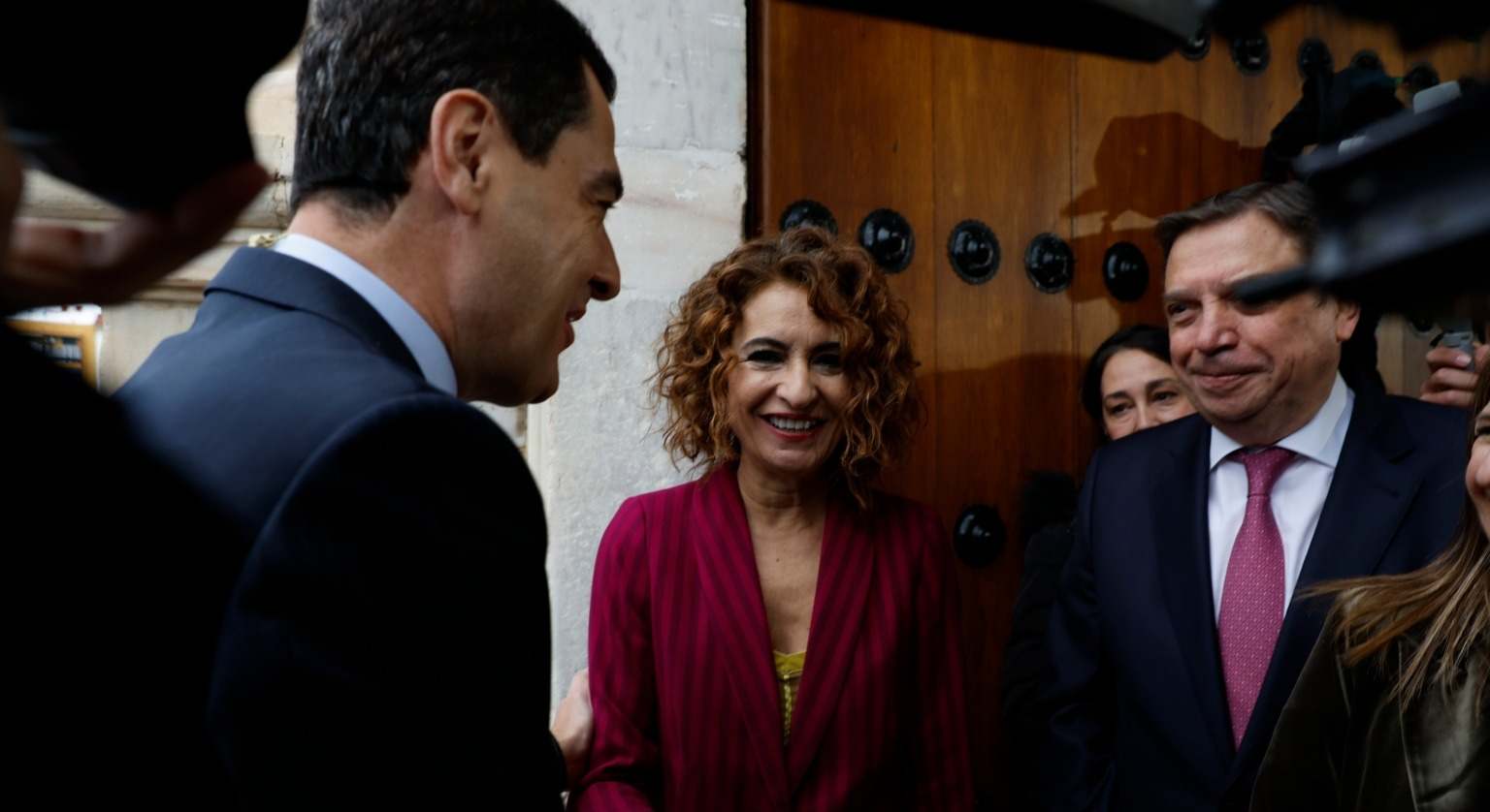 Juanma Moreno saluda a Luis Planas y María Jesús Montero.