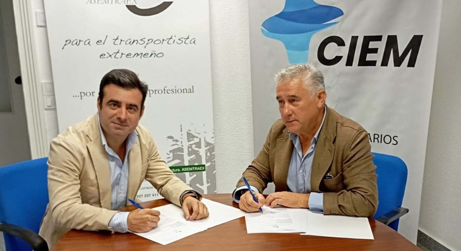 El presidente de CIEM, José Luis Iniesta, y el presidente de Asemtraex, Miguel Ángel Sánchez Bravo, firman la adhesión a la confederación pacense en la sede de CIEM en Badajoz.
