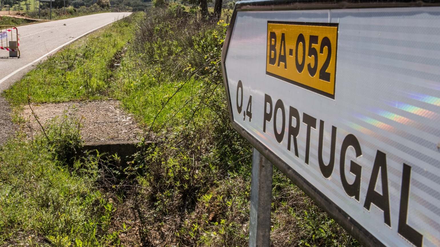 Flecha en una carretera que apunta hacia Portugal