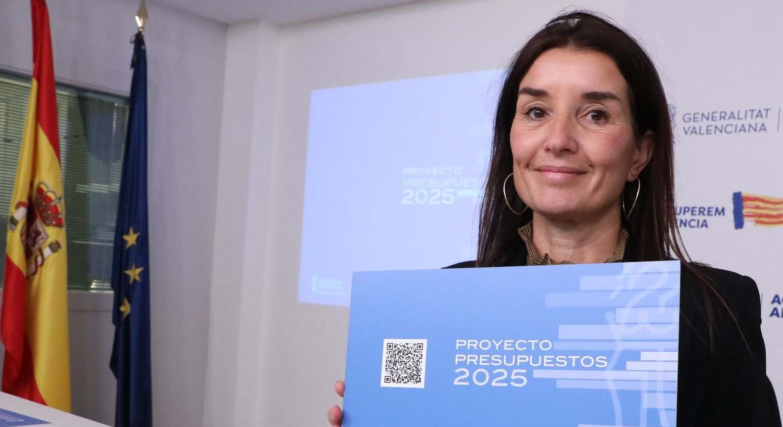 La consellera de Hacienda, Ruth Merino, con el QR del proyecto de presupuestos.
