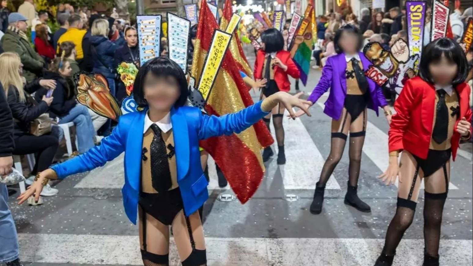 Las niñas disfrazadas con ropa lencera durante el desfile del Carnaval de Torrevieja