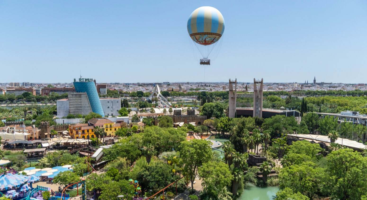 Vista de Isla Mágica con su última atracción, el globo Nao Vigía.