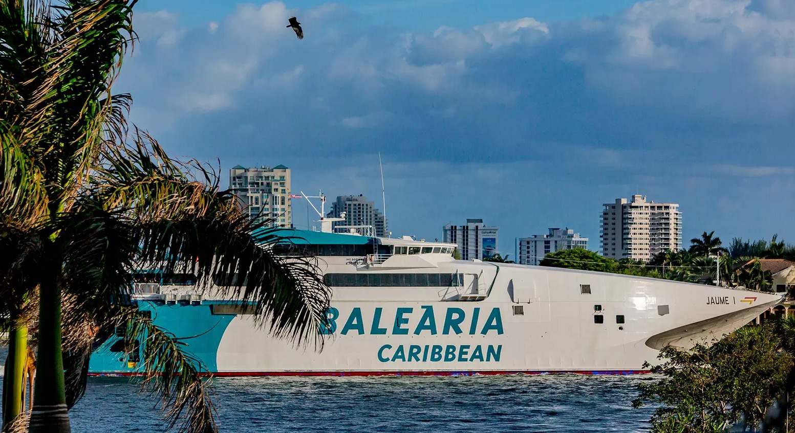 un barco de Balearia en Florida.