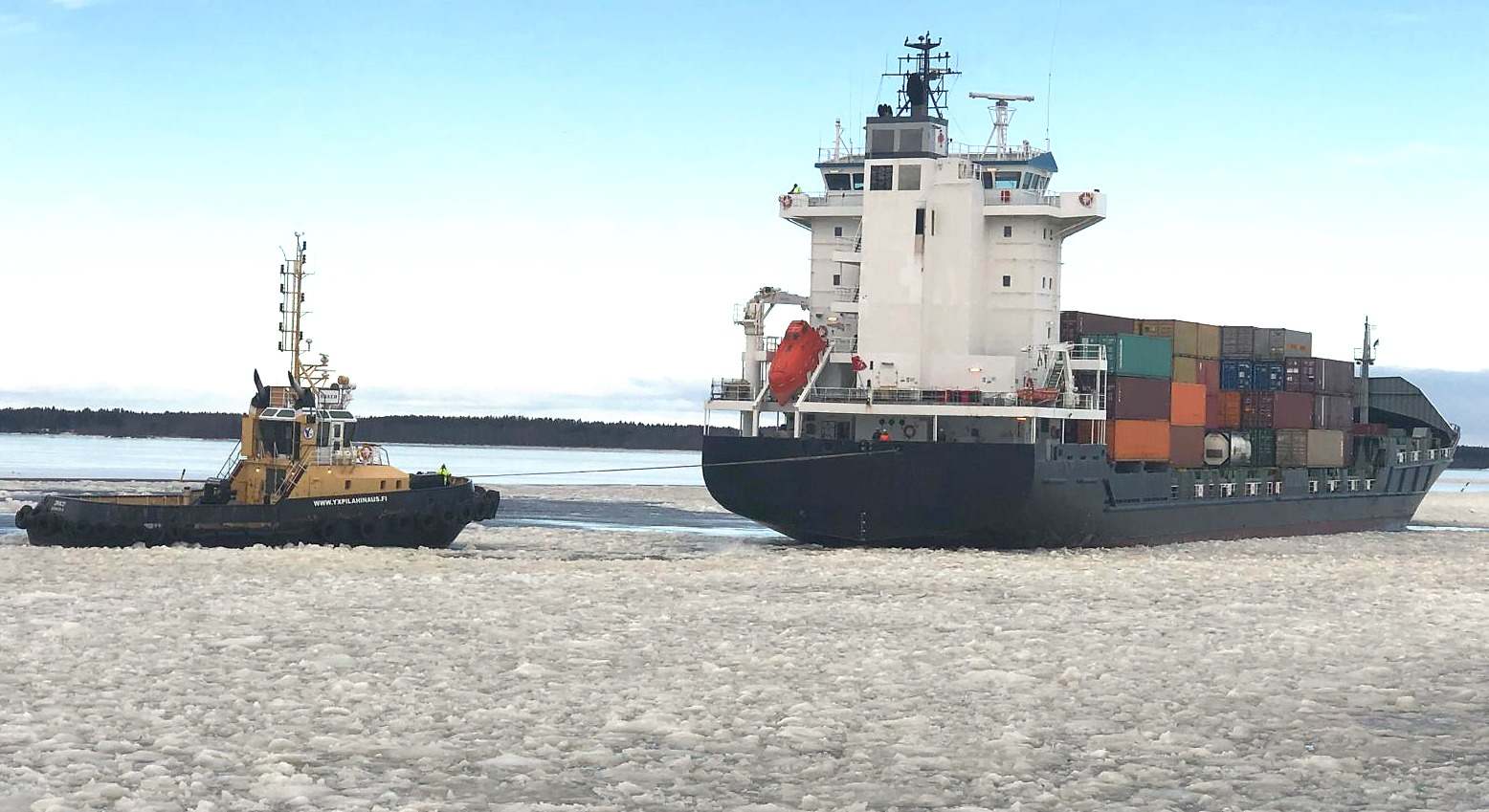 Uno de los nuevos barcos rompehielos de remolque.