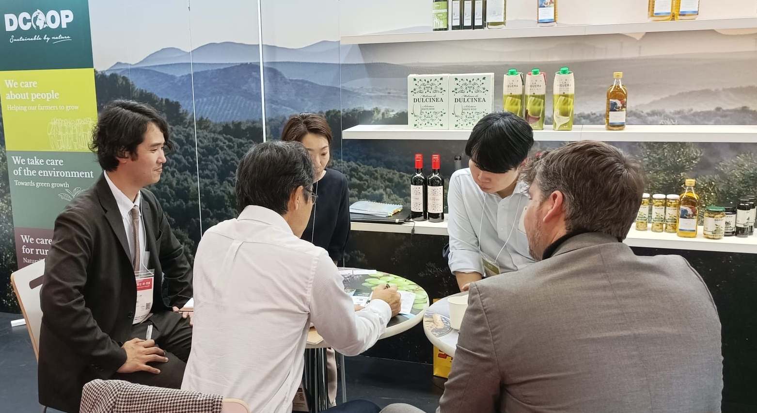 Repesentantes de Dcoop en una feria comercial en Japón.